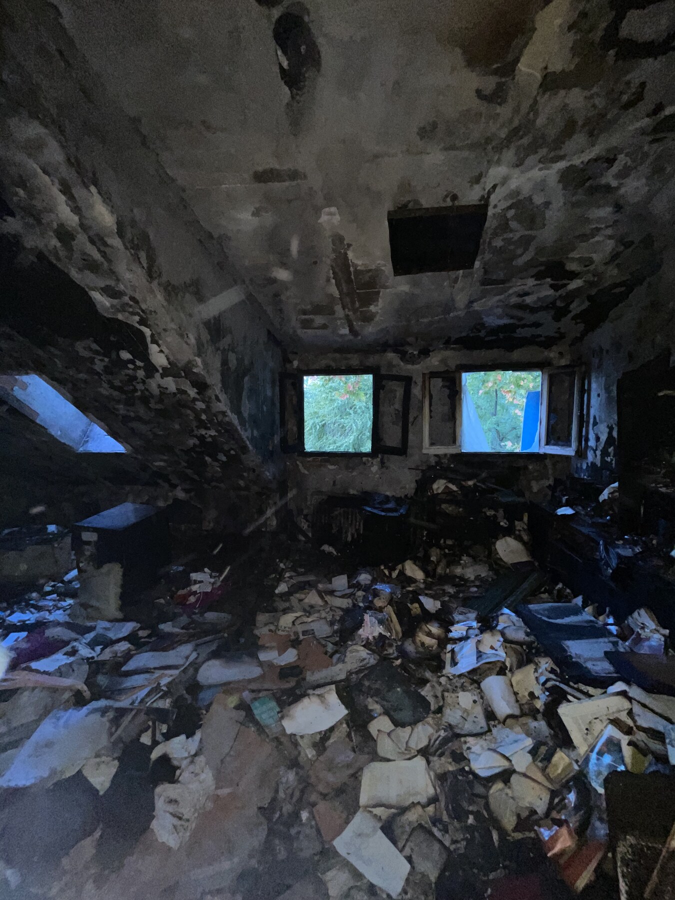 Estancia con acumulación de residuos tras el incendio