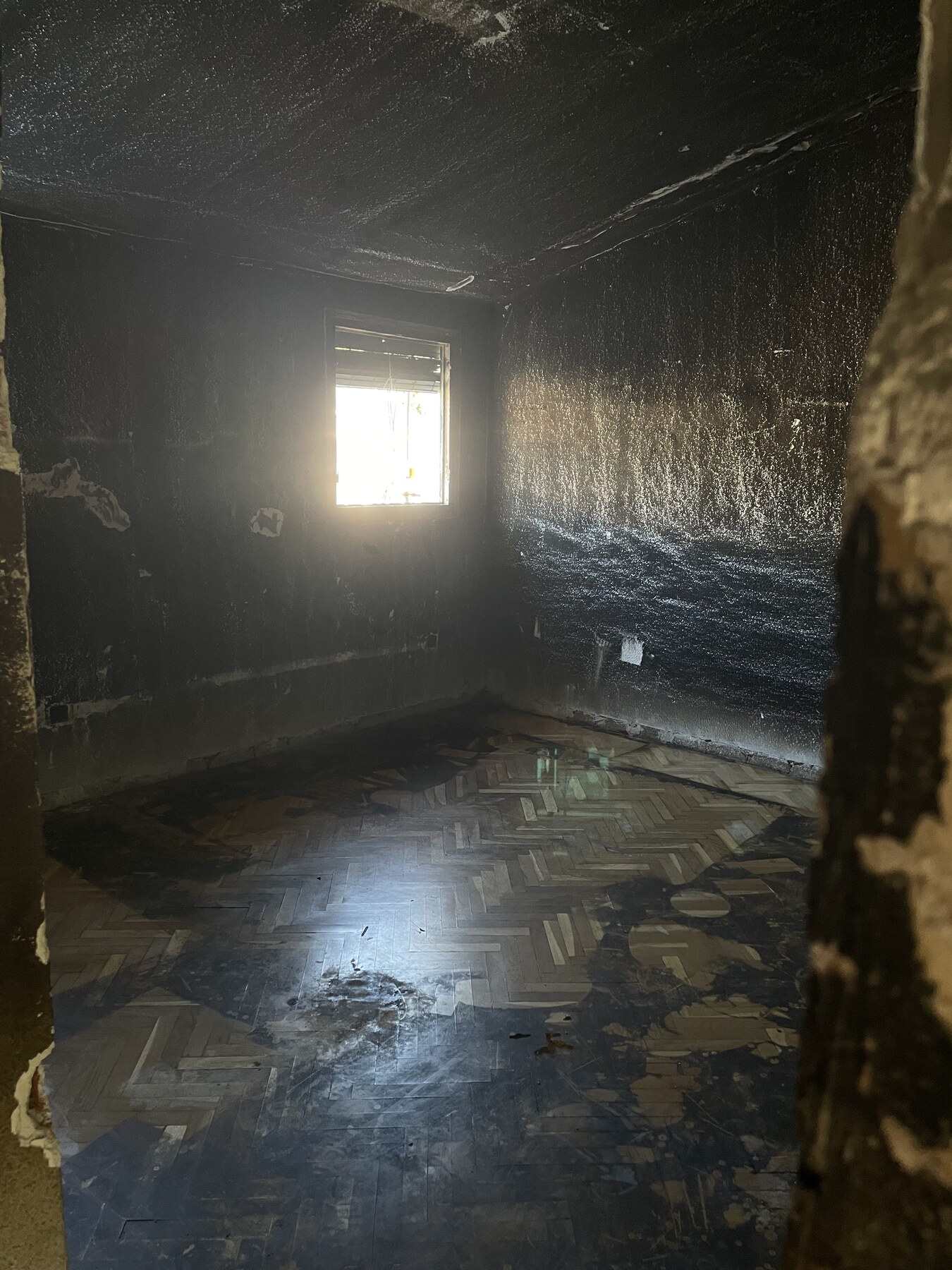 Espacio ya vaciado, aún afectado por hollín
